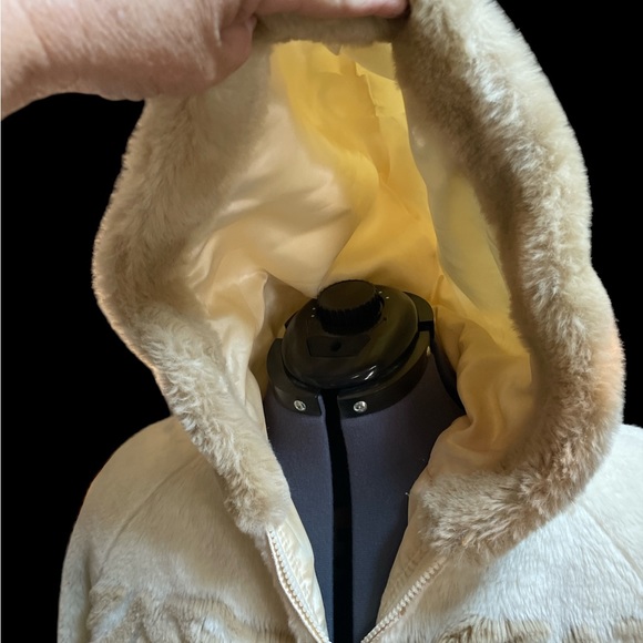 lake Matley  hooded coat. - Picture 6 of 9